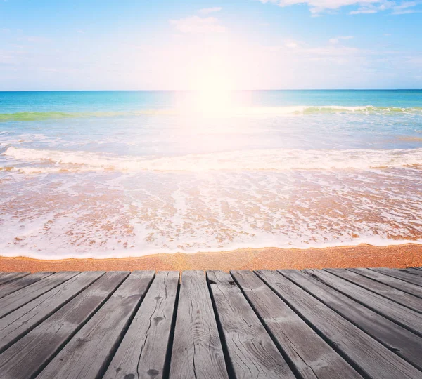 Αμμώδης Παραλία Φωτεινό Ηλιόλουστο Πρωί Ξύλινα Διάδρομος Τροπικό Θέρετρο — Φωτογραφία Αρχείου