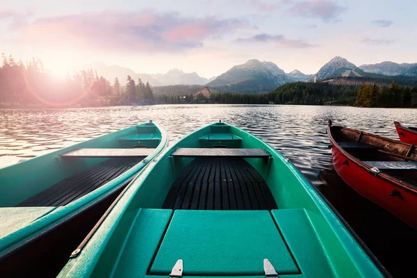 Barcos Madera Lago Montaña Mañana Soleada Verano Alpino Montaña Lago —  Fotos de Stock