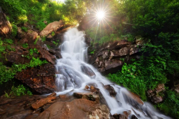 明るく晴れた日に緑山夏滝 美の世界 — ストック写真