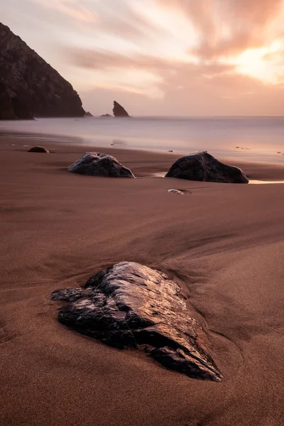 在葡萄牙Adraga海滩的大西洋岩石海岸落日 — 图库照片