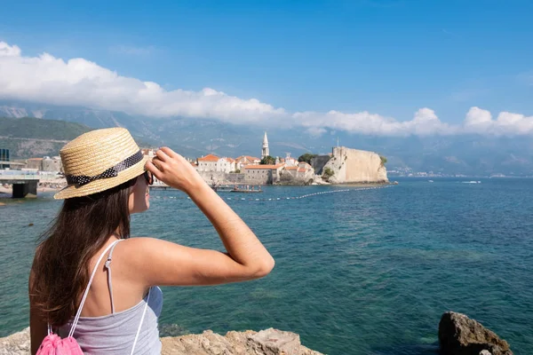 Πίσω Όψη Του Μια Νεαρή Όμορφη Γυναίκα Ένα Καπέλο Ψάχνετε — Φωτογραφία Αρχείου