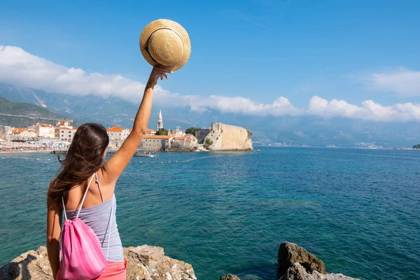 Eski Kasaba Budva Karadağ Için Şapka Içinde Güzel Bir Genç — Stok fotoğraf