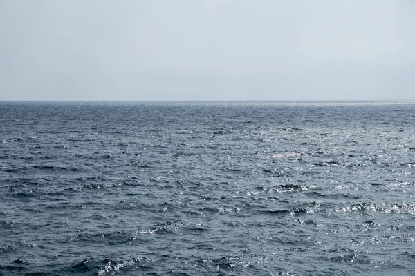 Diepblauwe Oppervlak Van Een Kalme Zee Fusie Met Lege Lucht — Stockfoto