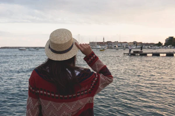 Jovencita Con Sombrero Cerca Del Mar Mirando Horizonte Foto Estilo — Foto de Stock