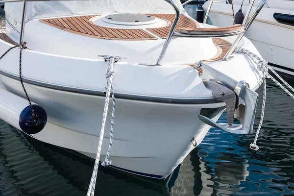 Yacht Moderni Ormeggiati Vista Vicino All Aperto Presso Porto Turistico — Foto Stock