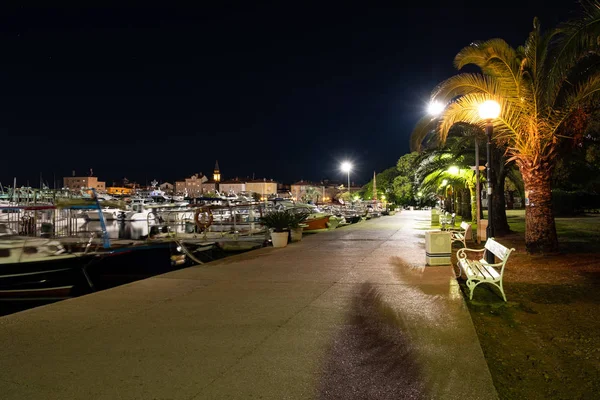 Nachtansicht Der Strandpromenade Mit Booten Budva Sommersaison Montenegro Budva Ist — Stockfoto