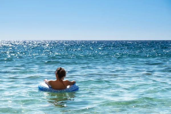 Bella Giovane Donna Con Anello Gonfiabile Rilassante Nel Mare — Foto Stock