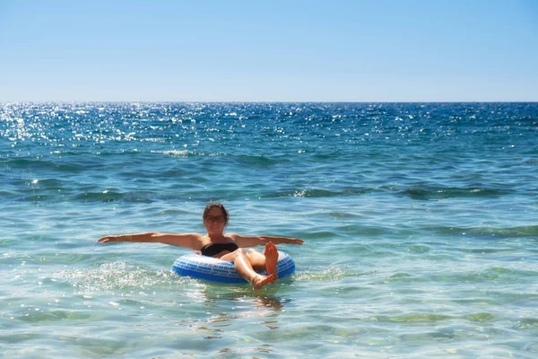 Hermosa Joven Con Anillo Inflable Relajándose Mar — Foto de Stock