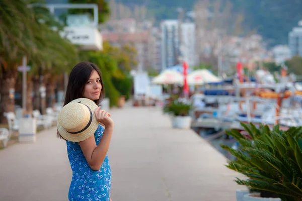 夏のヨーロッパ旅行地中海先 古いの通りと帽子と夏のドレスで美しい地中海の街を歩いて観光女性の休暇に — ストック写真