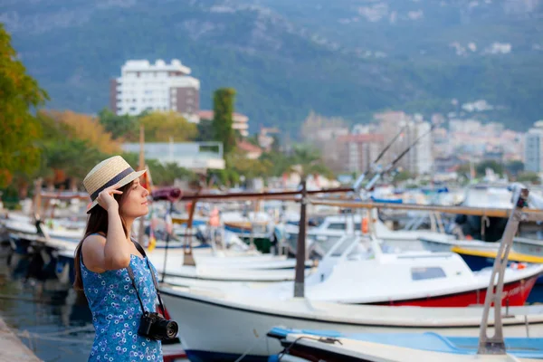 Genç Çekici Neşeli Seyahat Kız Kamera Ile Eski Akdeniz Şehir — Stok fotoğraf