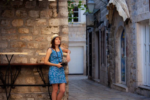 年轻迷人的愉快的旅行女孩行走与相机在旧的地中海城市 暑期旅游概念 — 图库照片