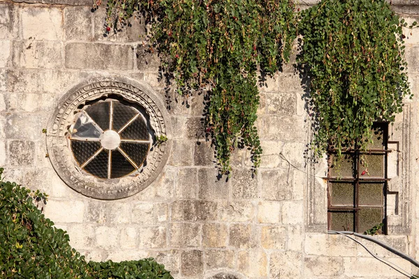 Ronde Vintage Venster Oude Muur Van Mediterrane Stad — Stockfoto