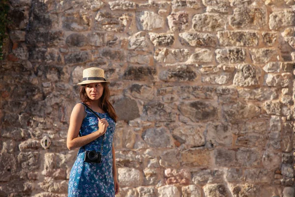 夏のヨーロッパ旅行地中海先 古いの通りと帽子と夏のドレスで美しい地中海の街を歩いて観光女性の休暇に — ストック写真