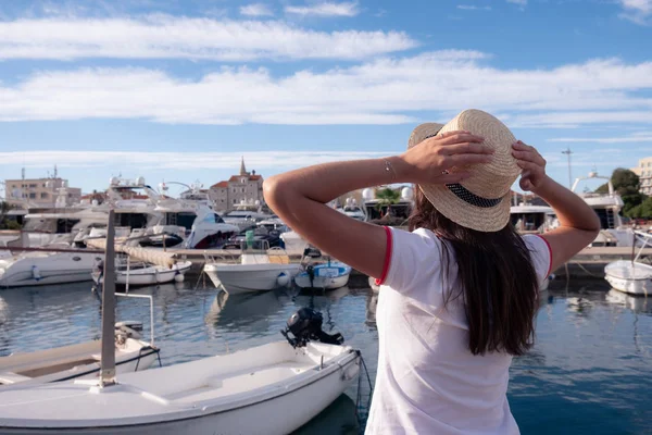 Όμορφη Νεαρή Γυναίκα Καπέλο Στέκεται Κοντά Σκάφη Στο Λιμάνι Της — Φωτογραφία Αρχείου