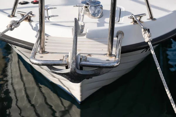 Yacht Moderni Ormeggiati Vista Vicino All Aperto Presso Porto Turistico — Foto Stock
