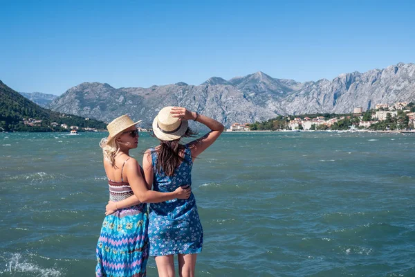 Vista Trasera Dos Turistas Mirando Horizonte Sobre Mar Vacaciones Verano — Foto de Stock