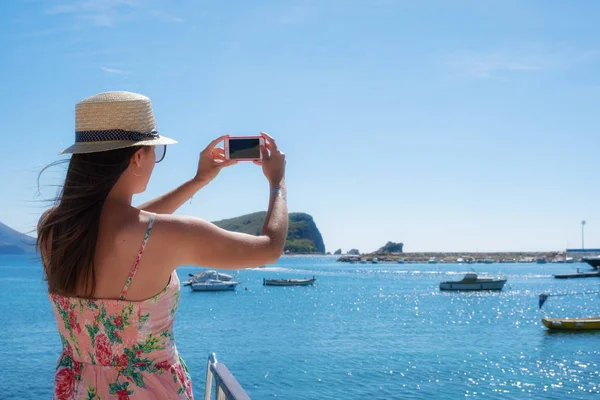 Mujer Joven Viajando Sombrero Tomando Fotos Verano Mar Soleado Con — Foto de Stock