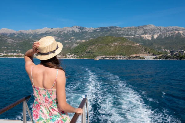 Gemi Gemide Duran Mesafe Içine Arıyorum Genç Kadın Yaz Seyahat — Stok fotoğraf