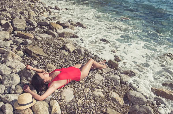 Entzückendes Sportliches Mädchen Bikini Sommerstrand Atemberaubende Gebräunte Mädchen Nimmt Ein — Stockfoto