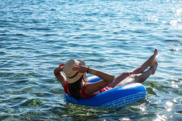 Hermosa Joven Con Anillo Inflable Relajándose Mar — Foto de Stock