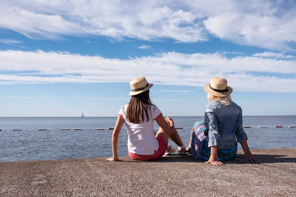 Achteraanzicht Van Twee Toeristen Kijken Horizon Zee Zomervakanties Ontspannen Het Stockafbeelding