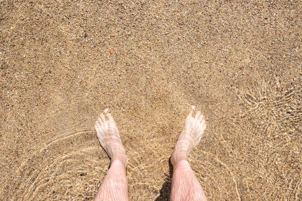 Praia Visão Superior Das Pernas Homem Água — Fotografia de Stock