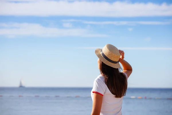 Bella Ragazza Guarda Mare Giovane Ragazza Cappello Guardando Mare Calmo — Foto Stock