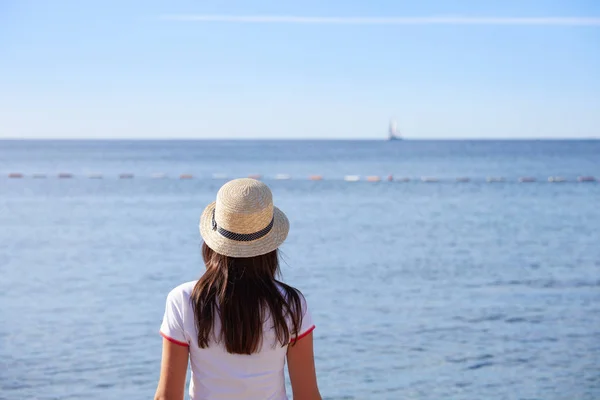 Menina Bonita Olha Para Mar Menina Chapéu Olhando Para Mar — Fotografia de Stock