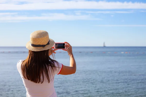 Mujer Joven Viajando Sombrero Tomando Fotos Verano Mar Soleado Con — Foto de Stock