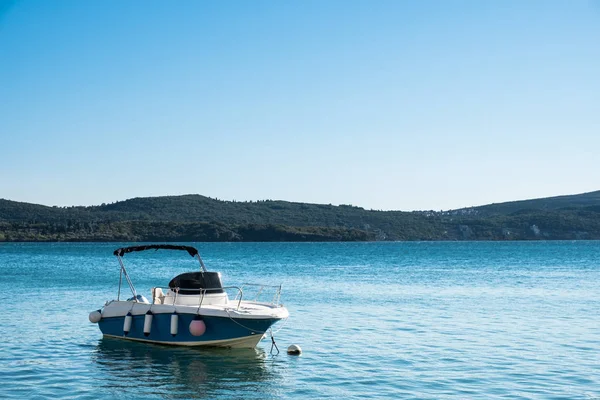 Prachtige Mediterrane Landschap Bergen Zee Boot Het Water Montenegro Adriatische — Stockfoto