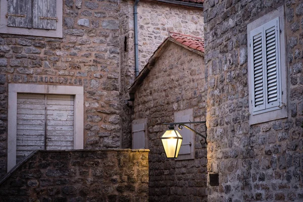 Oude Straat Nachts Verlicht Door Vintage Straatlantaarn Budva Montenegro — Stockfoto