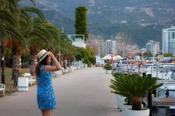 Europa Verano Viaje Destino Mediterráneo Mujer Turística Vacaciones Caminando Puerto — Foto de Stock