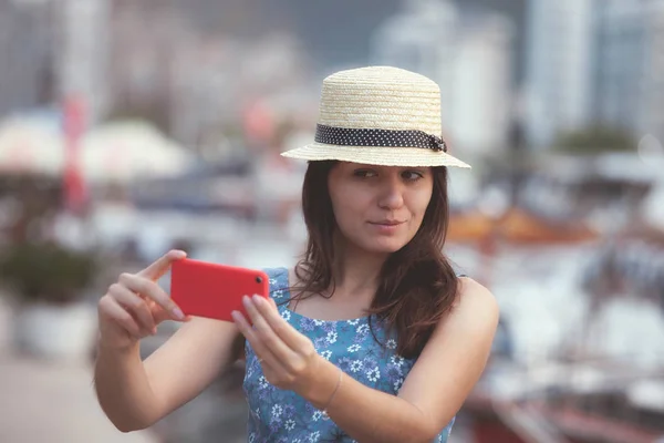 Mujer Joven Viajando Sombrero Tomando Fotos Selfie Durante Verano Soleada — Foto de Stock