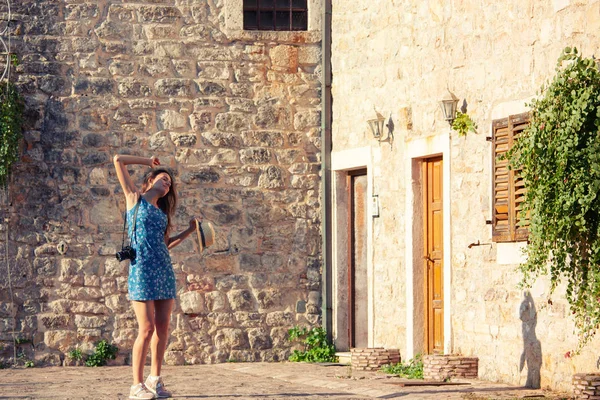 若い魅力的な陽気な旅行地中海の古い街のカメラと歩いている少女 夏旅行の概念 ブドヴァ モンテネグロ — ストック写真
