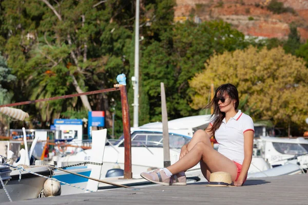 美しい若い女性が地中海の街 港の船の近くに座ってポーズします ブドヴァ モンテネグロ — ストック写真