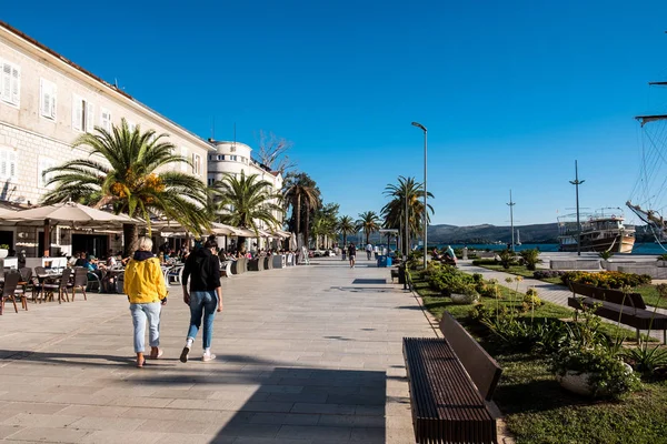 Tivat, Montenegró-szeptember 29, 2018: a turisták séta a napsütötte tengerparton Tivat város. — Stock Fotó