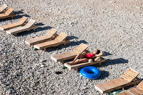 Adorable chica deportiva en bikini en la playa de verano. Impresionante chica bronceada toma un baño soleado en la playa . — Foto de Stock