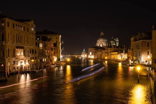 Cityscape image of Grand Canal with Santa Maria della Salute Basilica — Stock Photo, Image