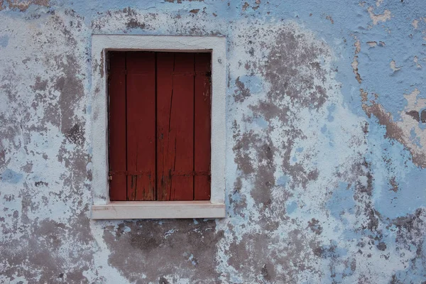Stare drewniane okna na wyblakły niebieski mur. Starej architektury — Zdjęcie stockowe