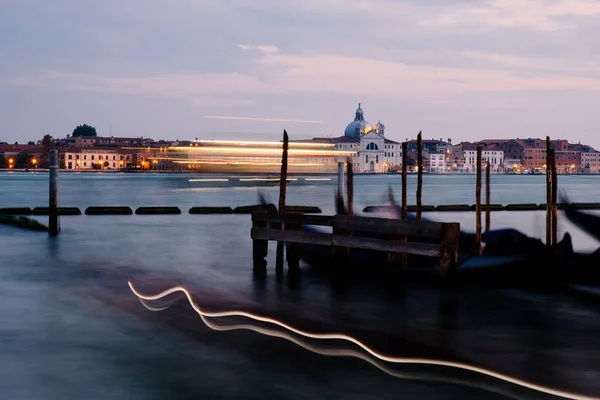 Vista nocturna de las góndolas sobre la ola y San Giorgio Maggiore, Venecia, Italia — Foto de Stock