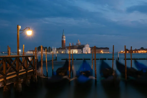 Wieczorny widok na gondole na fali i San Giorgio Maggiore, Wenecja, Włochy — Zdjęcie stockowe