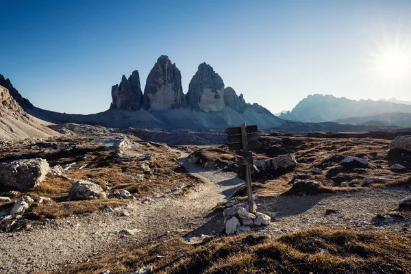 Az ikonikus Tre cime az olasz Dolomitok napsütéses nyári napon. — Stock Fotó