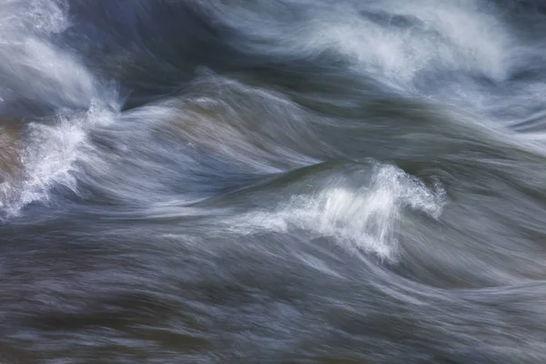 Fondo abstracto de la naturaleza del agua que fluye rápidamente —  Fotos de Stock