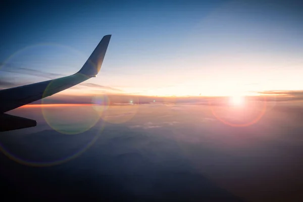 Skrzydła samolotu w niebo i góry widok sceny w sunr — Zdjęcie stockowe