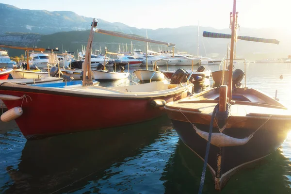 Tradycyjne drewniane łodzie w porcie w porcie marina śródziemnomorskie miasto. — Zdjęcie stockowe