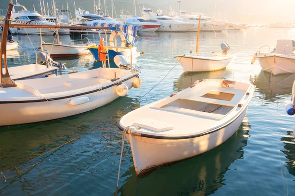 Barcos tradicionales de madera en el puerto en el puerto deportivo de la ciudad mediterránea . — Foto de Stock