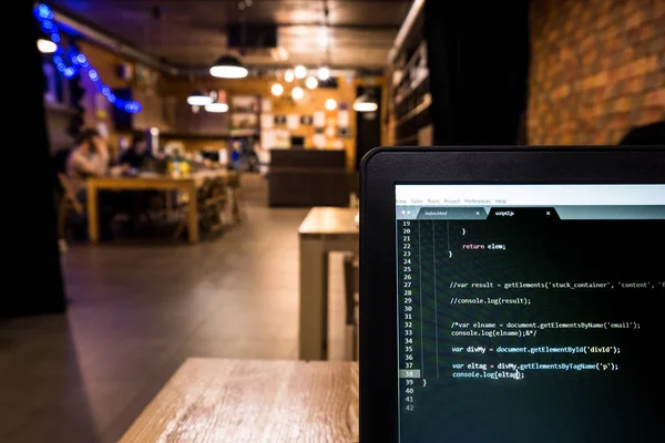 Laptop com código de programação na mesa do escritório. Baixa profundidade de campo . — Fotografia de Stock