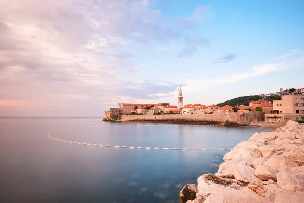 Πανοραμική άποψη της Ριβιέρας της Budva από το κατάστρωμα παρατήρησης του φρουρίου της παλιάς πόλης. Μπούντβα. Μαυροβούνιο. — Φωτογραφία Αρχείου