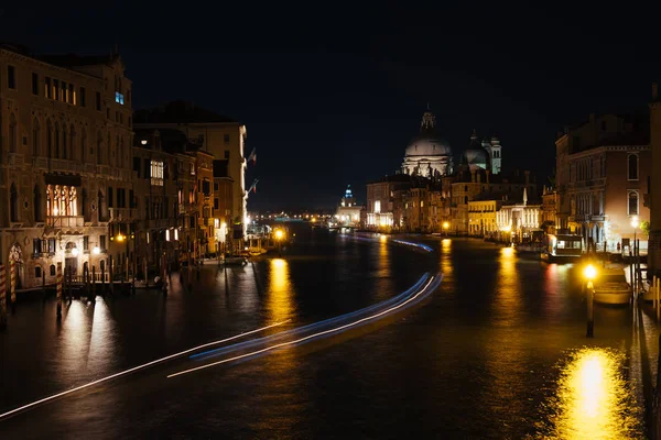 Stadsgezicht foto van Canal Grande met de Santa Maria della Salute Basilica — Stockfoto