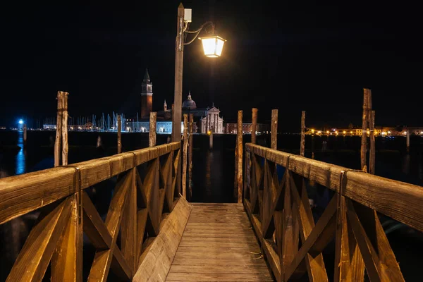 Venedig Kanal mit historischen Gebäuden und Gondeln bei Nacht. Italien. — Stockfoto